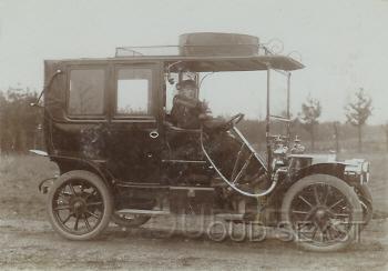 Fiat Landaulette 14.jpg - Firma Broederlet verkocht vanuit de 1e Dorpsstraat diverse oude auto's waaronder deze: Fiat Landaulette met 24 pk. Eigenaar was van deze auto Mattias Duijs (Utrechtscheweg). Opname tussen 1910-20